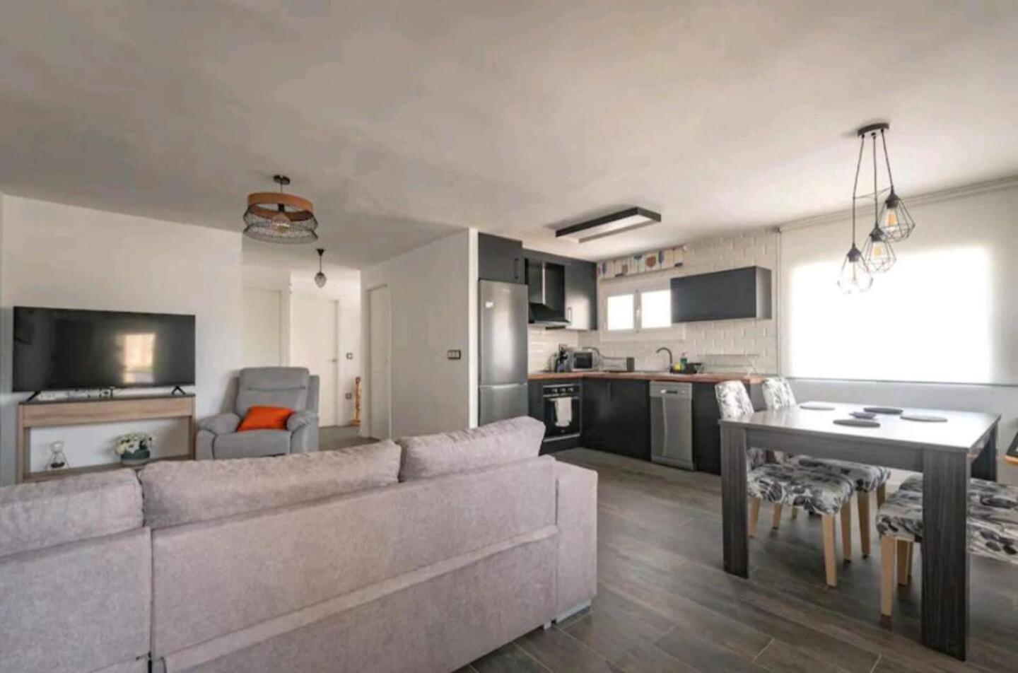 Stylish & Fully Furnished 3 Bedrooms Flat -4 Min Walk To Beautiful Beach Alicante Exterior foto