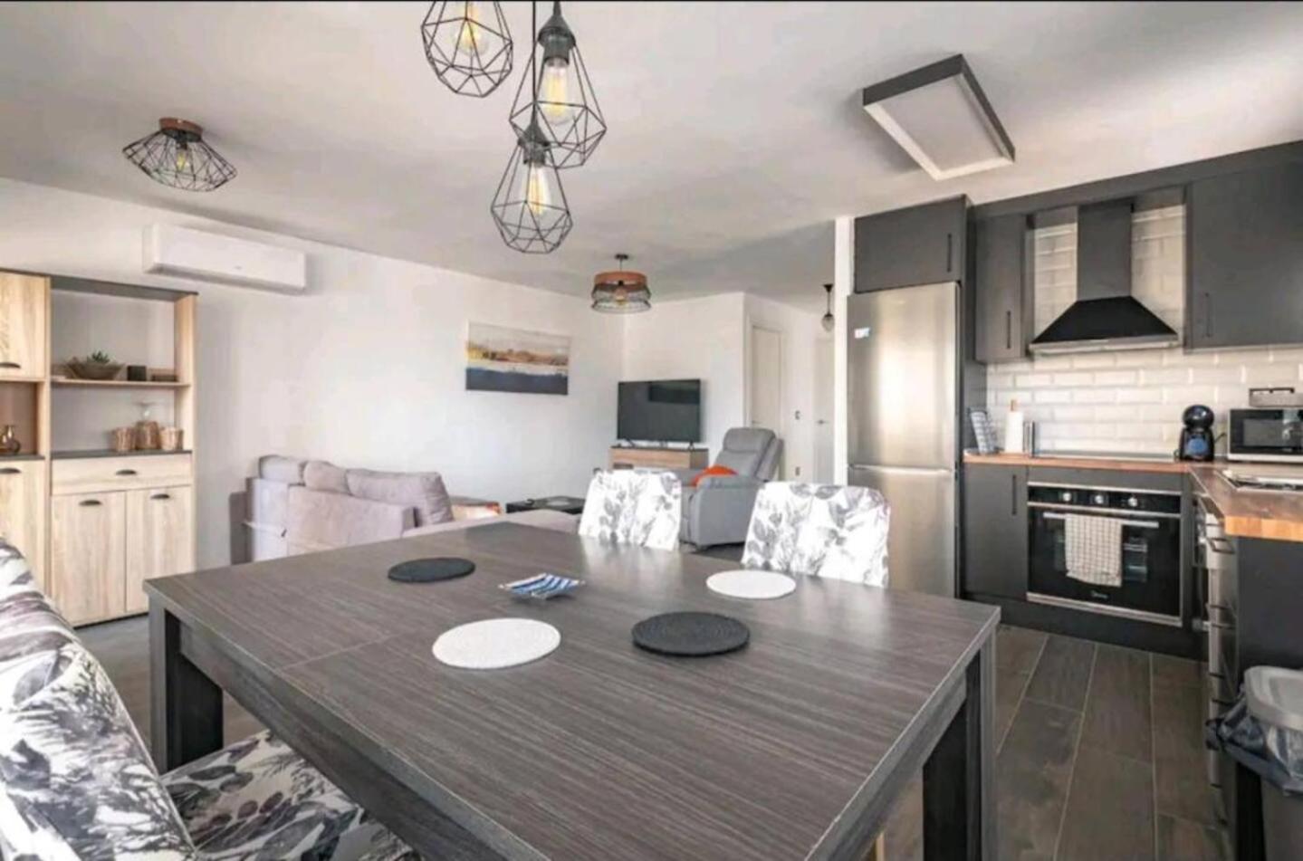 Stylish & Fully Furnished 3 Bedrooms Flat -4 Min Walk To Beautiful Beach Alicante Exterior foto